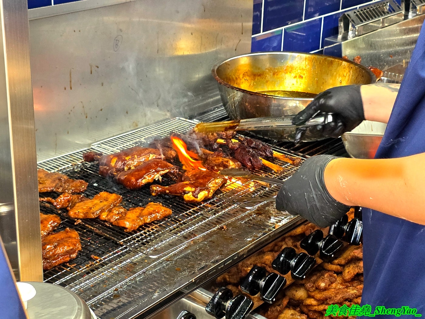 [台中梧棲]上野烤肉飯 梧棲店 – 中壢超強排隊烤肉飯開來海線了，網友一致推薦的烤五花肉飯果然厲害，烤雞腿也很讚，店內有免費的辣蘿蔔、紅茶和熱湯。