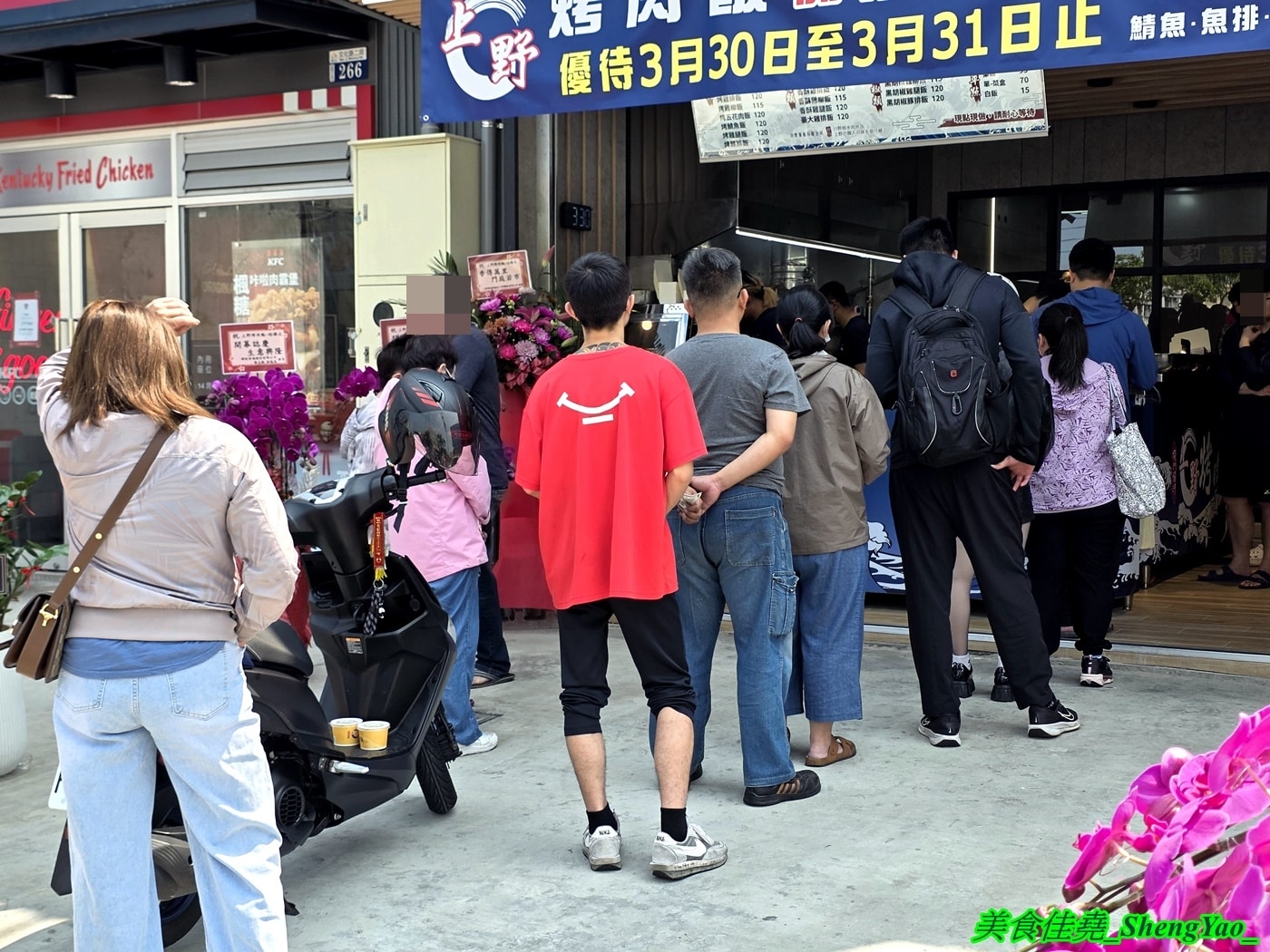 [台中梧棲]上野烤肉飯 梧棲店 – 中壢超強排隊烤肉飯開來海線了，網友一致推薦的烤五花肉飯果然厲害，烤雞腿也很讚，店內有免費的辣蘿蔔、紅茶和熱湯。