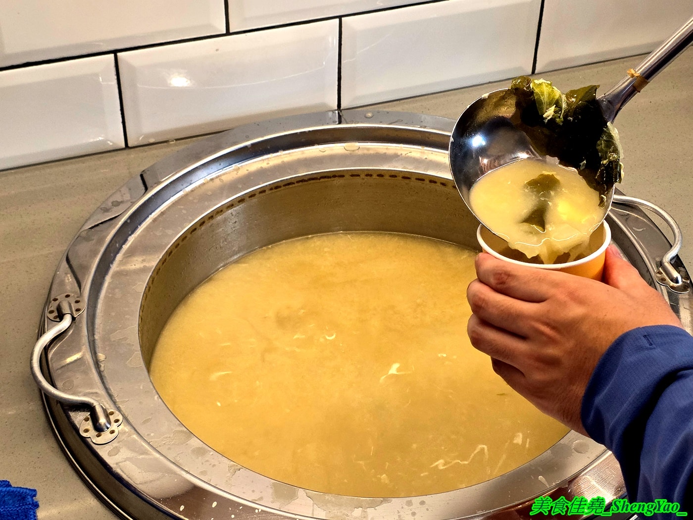 [台中梧棲]上野烤肉飯 梧棲店 – 中壢超強排隊烤肉飯開來海線了，網友一致推薦的烤五花肉飯果然厲害，烤雞腿也很讚，店內有免費的辣蘿蔔、紅茶和熱湯。