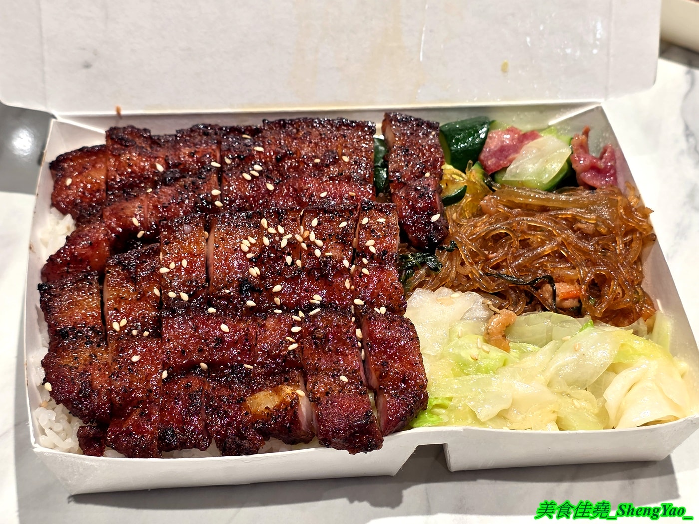 [台中梧棲]上野烤肉飯 梧棲店 – 中壢超強排隊烤肉飯開來海線了，網友一致推薦的烤五花肉飯果然厲害，烤雞腿也很讚，店內有免費的辣蘿蔔、紅茶和熱湯。
