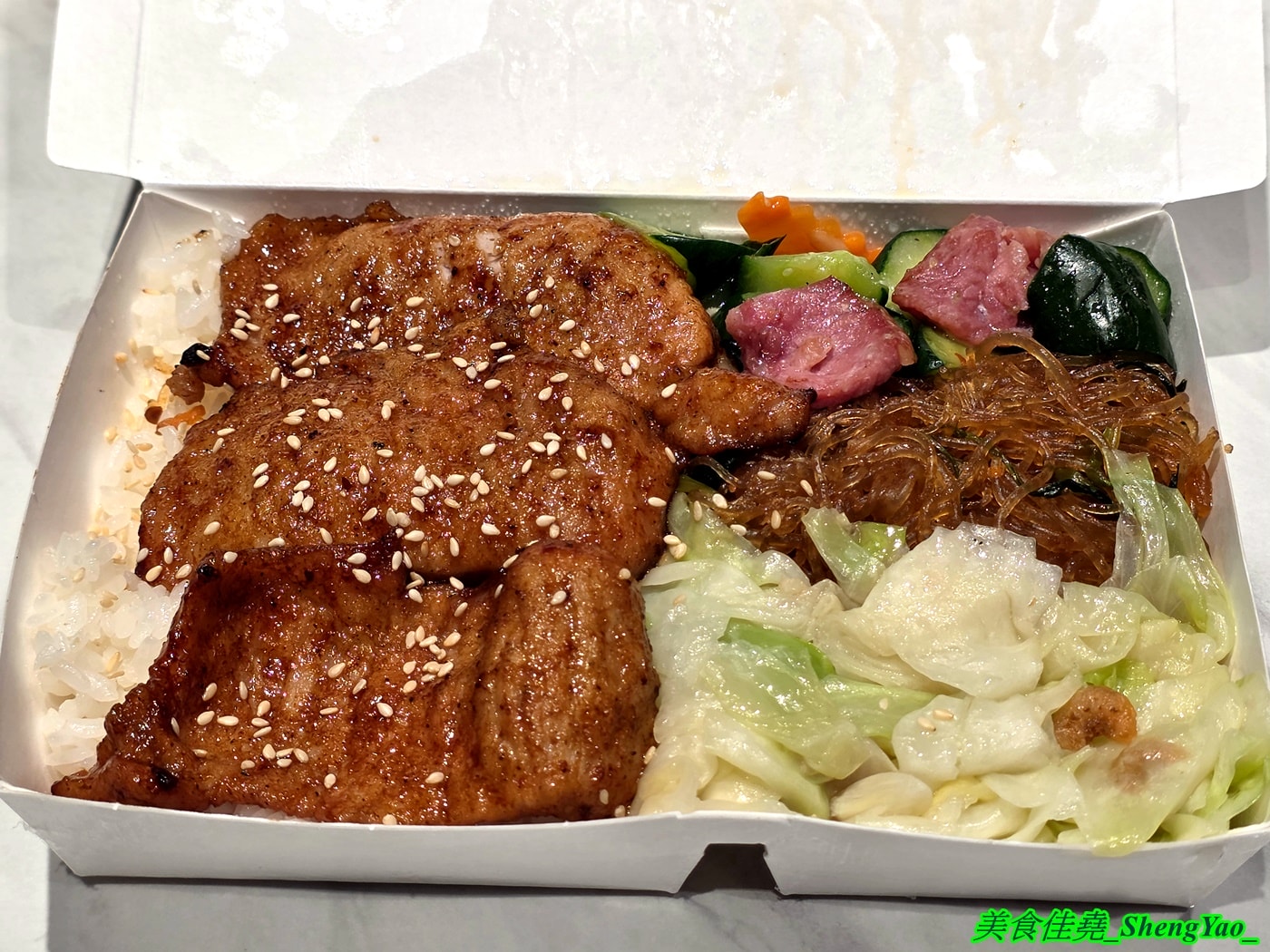 [台中梧棲]上野烤肉飯 梧棲店 – 中壢超強排隊烤肉飯開來海線了，網友一致推薦的烤五花肉飯果然厲害，烤雞腿也很讚，店內有免費的辣蘿蔔、紅茶和熱湯。