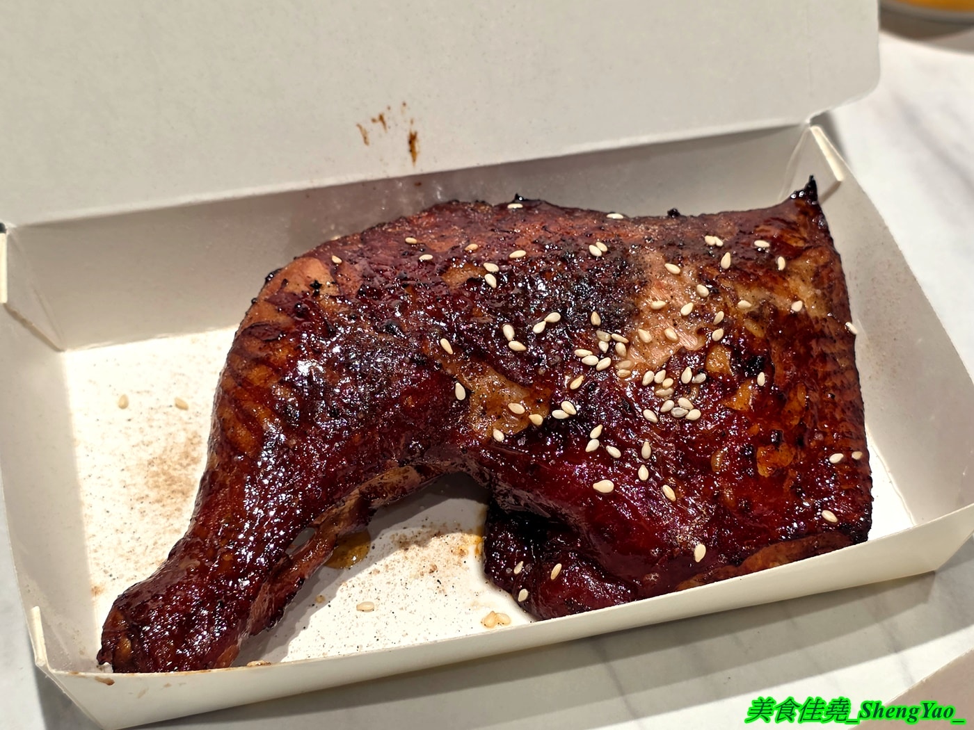 [台中梧棲]上野烤肉飯 梧棲店 – 中壢超強排隊烤肉飯開來海線了，網友一致推薦的烤五花肉飯果然厲害，烤雞腿也很讚，店內有免費的辣蘿蔔、紅茶和熱湯。