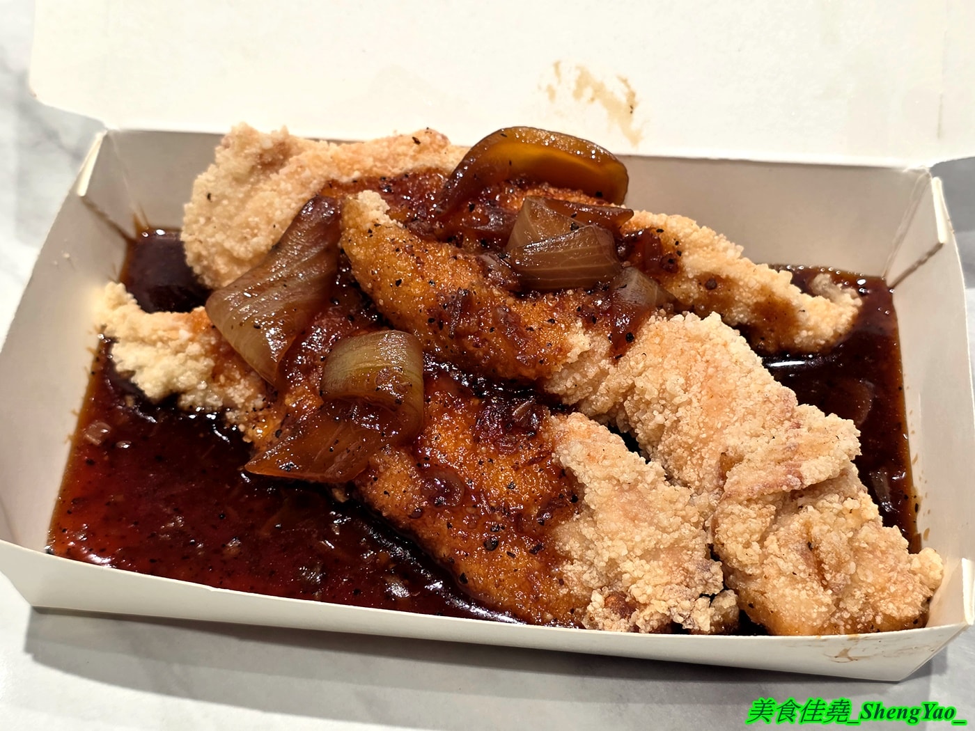 [台中梧棲]上野烤肉飯 梧棲店 – 中壢超強排隊烤肉飯開來海線了，網友一致推薦的烤五花肉飯果然厲害，烤雞腿也很讚，店內有免費的辣蘿蔔、紅茶和熱湯。
