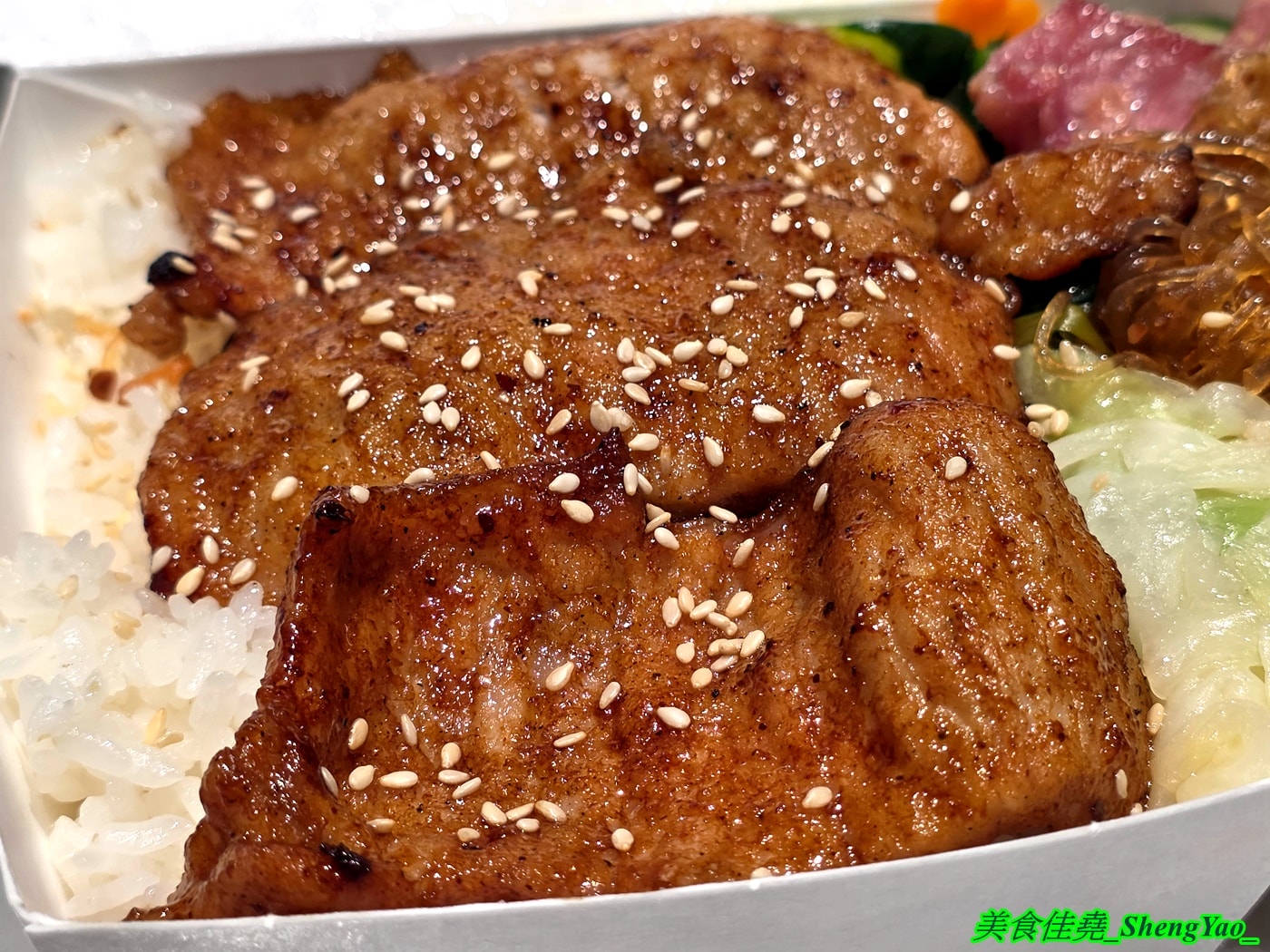 [台中梧棲]上野烤肉飯 梧棲店 – 中壢超強排隊烤肉飯開來海線了，網友一致推薦的烤五花肉飯果然厲害，烤雞腿也很讚，店內有免費的辣蘿蔔、紅茶和熱湯。