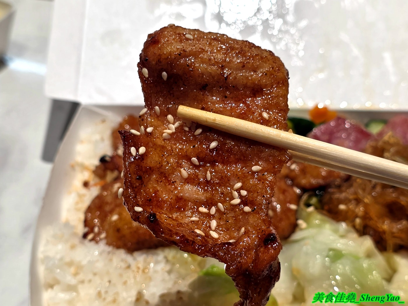 [台中梧棲]上野烤肉飯 梧棲店 – 中壢超強排隊烤肉飯開來海線了，網友一致推薦的烤五花肉飯果然厲害，烤雞腿也很讚，店內有免費的辣蘿蔔、紅茶和熱湯。