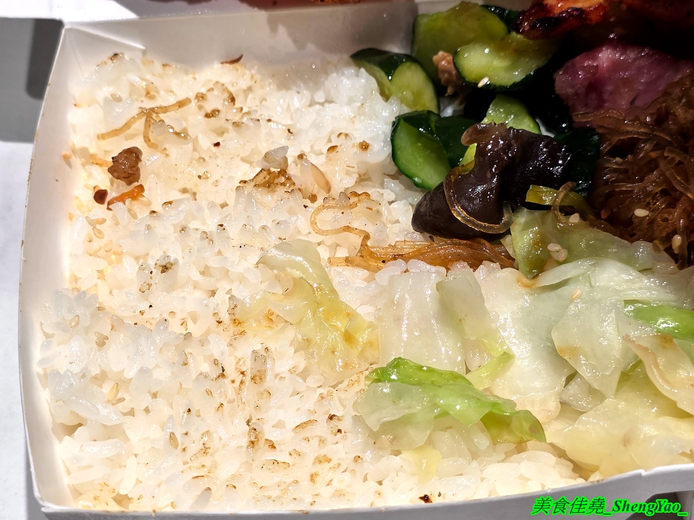 [台中梧棲]上野烤肉飯 梧棲店 – 中壢超強排隊烤肉飯開來海線了，網友一致推薦的烤五花肉飯果然厲害，烤雞腿也很讚，店內有免費的辣蘿蔔、紅茶和熱湯。