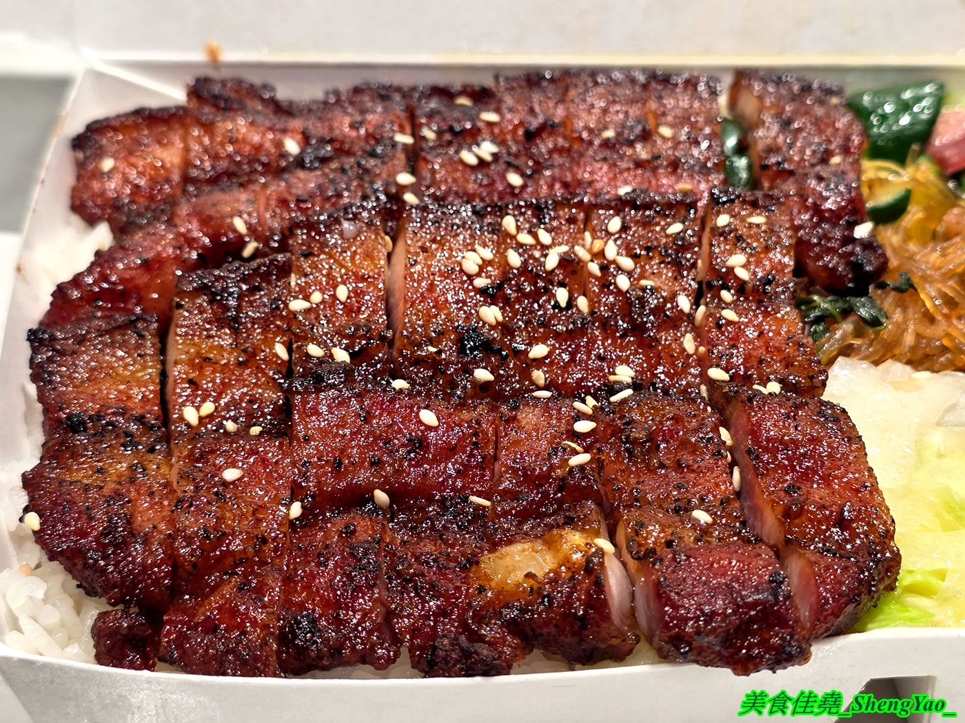 [台中梧棲]上野烤肉飯 梧棲店 – 中壢超強排隊烤肉飯開來海線了，網友一致推薦的烤五花肉飯果然厲害，烤雞腿也很讚，店內有免費的辣蘿蔔、紅茶和熱湯。