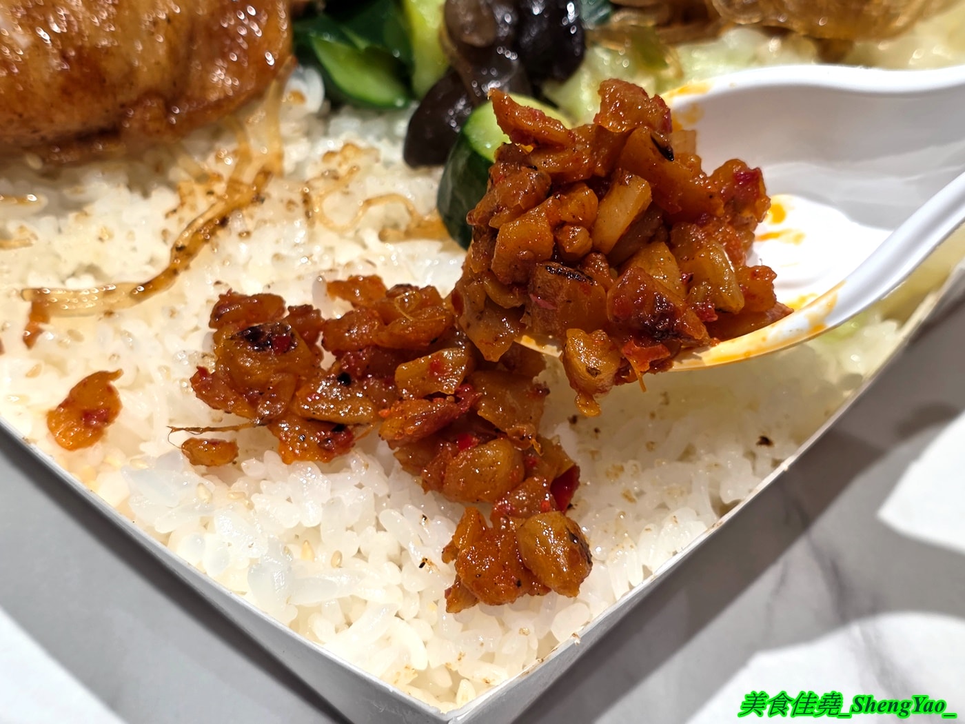 [台中梧棲]上野烤肉飯 梧棲店 – 中壢超強排隊烤肉飯開來海線了，網友一致推薦的烤五花肉飯果然厲害，烤雞腿也很讚，店內有免費的辣蘿蔔、紅茶和熱湯。