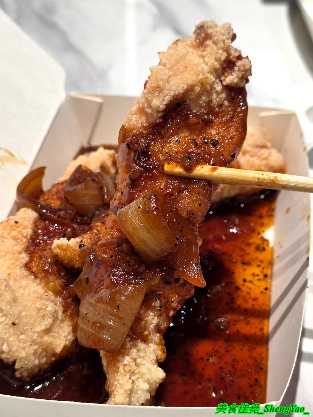 [台中梧棲]上野烤肉飯 梧棲店 – 中壢超強排隊烤肉飯開來海線了，網友一致推薦的烤五花肉飯果然厲害，烤雞腿也很讚，店內有免費的辣蘿蔔、紅茶和熱湯。