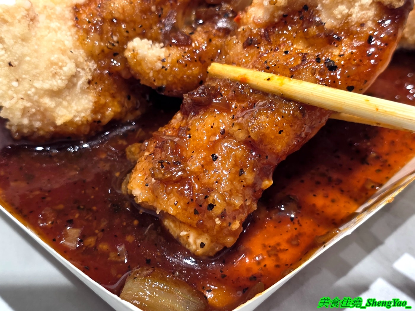 [台中梧棲]上野烤肉飯 梧棲店 – 中壢超強排隊烤肉飯開來海線了，網友一致推薦的烤五花肉飯果然厲害，烤雞腿也很讚，店內有免費的辣蘿蔔、紅茶和熱湯。
