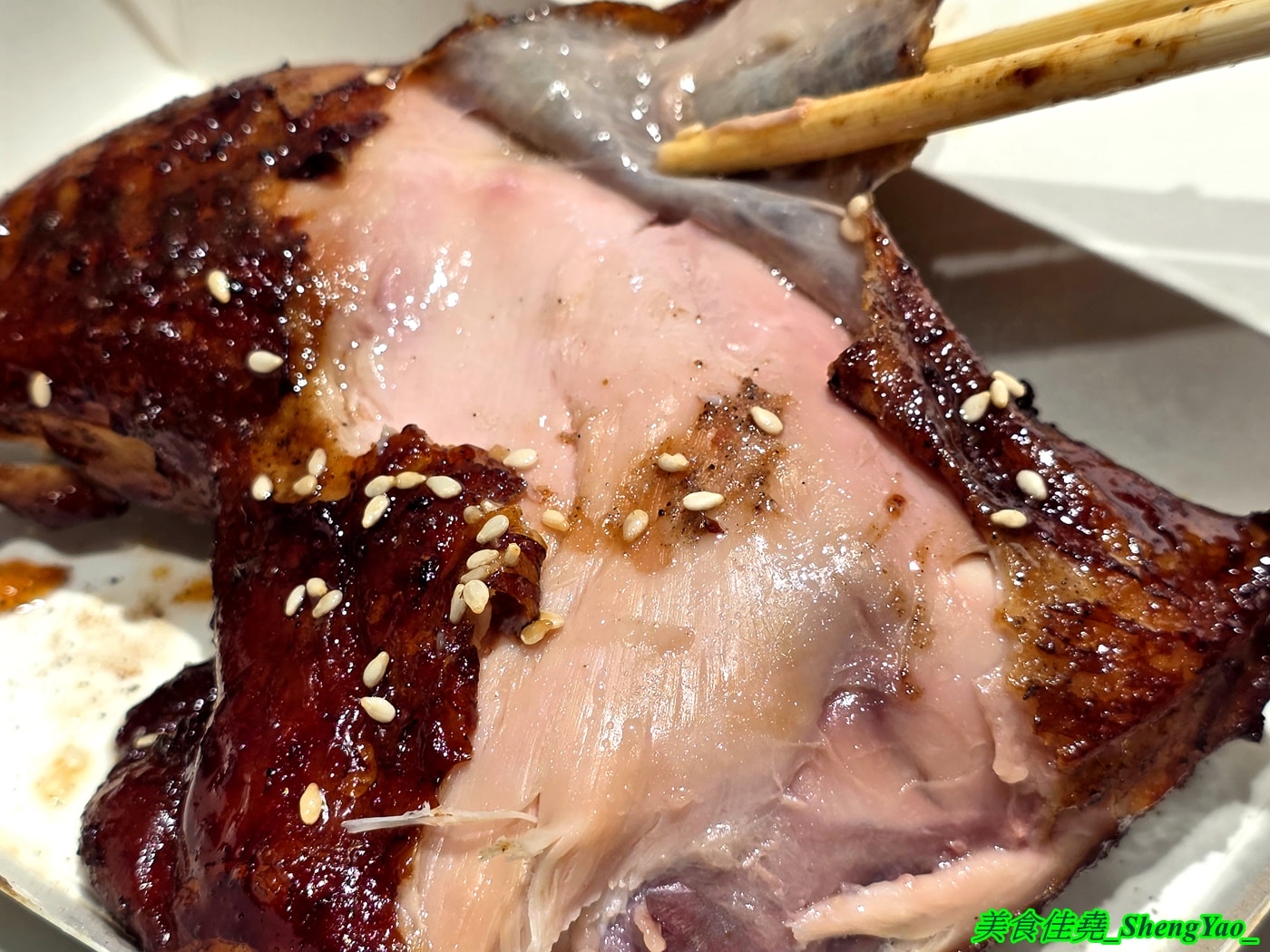 [台中梧棲]上野烤肉飯 梧棲店 – 中壢超強排隊烤肉飯開來海線了，網友一致推薦的烤五花肉飯果然厲害，烤雞腿也很讚，店內有免費的辣蘿蔔、紅茶和熱湯。