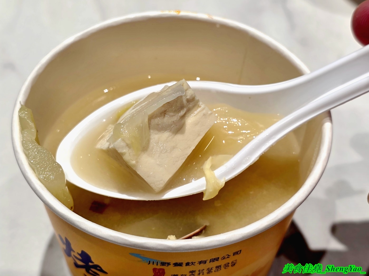 [台中梧棲]上野烤肉飯 梧棲店 – 中壢超強排隊烤肉飯開來海線了，網友一致推薦的烤五花肉飯果然厲害，烤雞腿也很讚，店內有免費的辣蘿蔔、紅茶和熱湯。