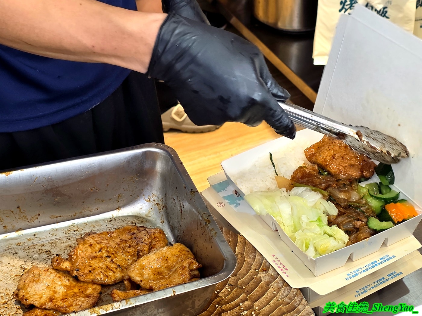 [台中梧棲]上野烤肉飯 梧棲店 – 中壢超強排隊烤肉飯開來海線了，網友一致推薦的烤五花肉飯果然厲害，烤雞腿也很讚，店內有免費的辣蘿蔔、紅茶和熱湯。