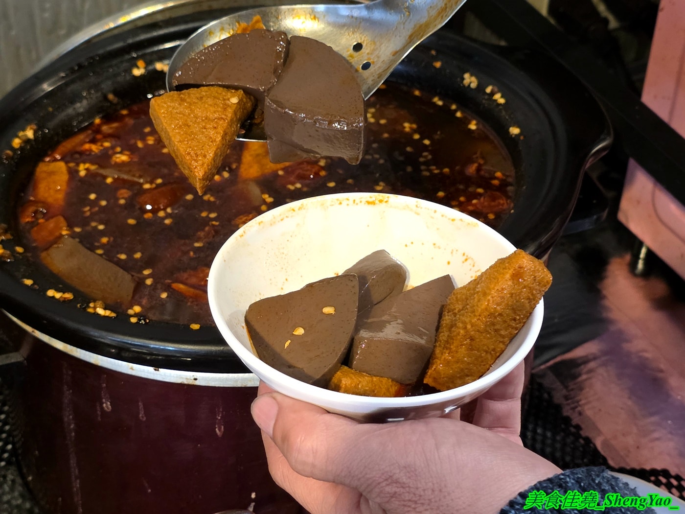 [台中沙鹿]瘋鍋火烤兩吃 沙鹿店 – 海線低調的火烤兩吃火鍋，有火鍋、火烤兩吃、純烤三種，新推出”宮廷六品盛合烤肉”，一次可以吃到六種肉，消費還能集點換小朋友的玩具。