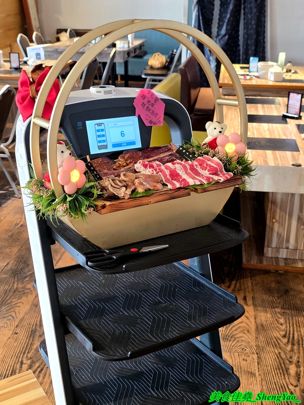 [台中沙鹿]瘋鍋火烤兩吃 沙鹿店 – 海線低調的火烤兩吃火鍋，有火鍋、火烤兩吃、純烤三種，新推出”宮廷六品盛合烤肉”，一次可以吃到六種肉，消費還能集點換小朋友的玩具。