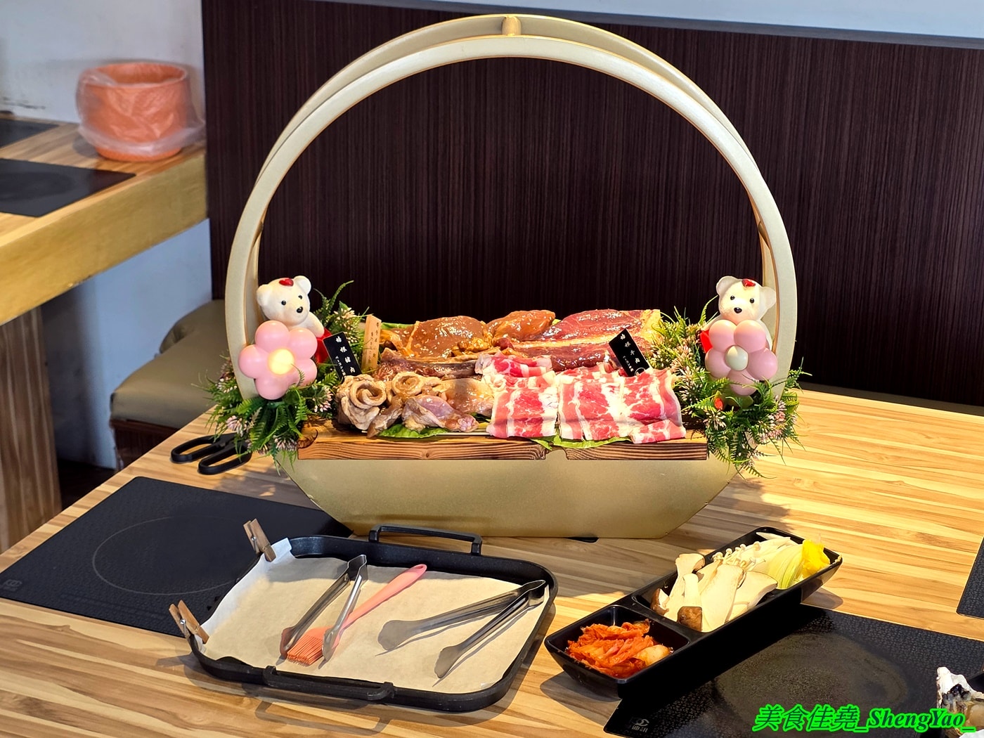 [台中沙鹿]瘋鍋火烤兩吃 沙鹿店 – 海線低調的火烤兩吃火鍋，有火鍋、火烤兩吃、純烤三種，新推出”宮廷六品盛合烤肉”，一次可以吃到六種肉，消費還能集點換小朋友的玩具。