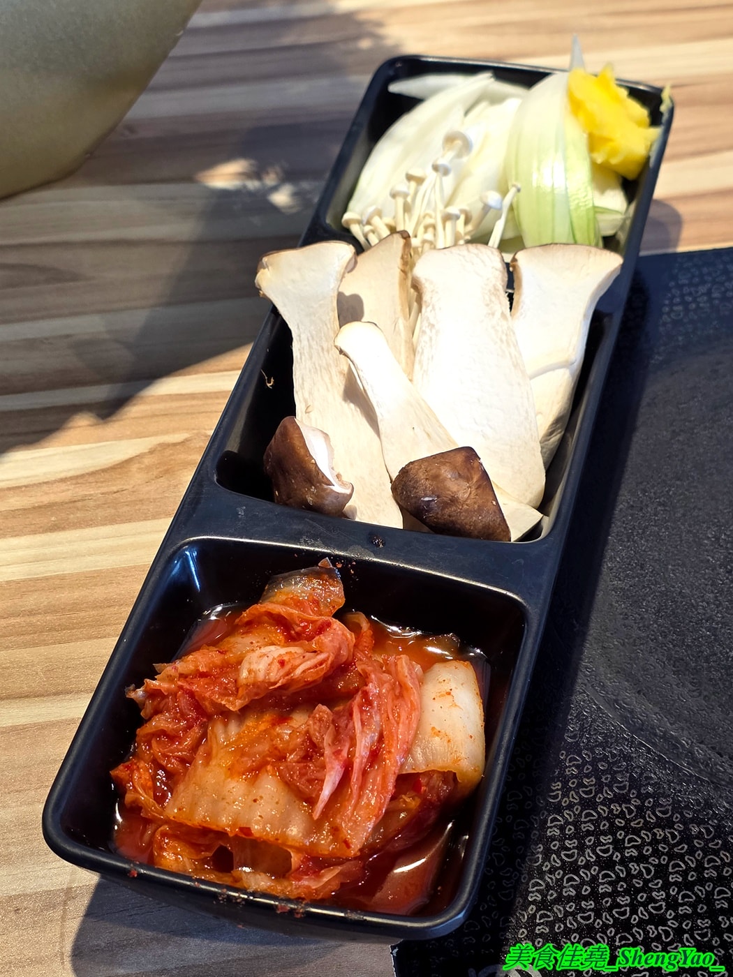 [台中沙鹿]瘋鍋火烤兩吃 沙鹿店 – 海線低調的火烤兩吃火鍋，有火鍋、火烤兩吃、純烤三種，新推出”宮廷六品盛合烤肉”，一次可以吃到六種肉，消費還能集點換小朋友的玩具。