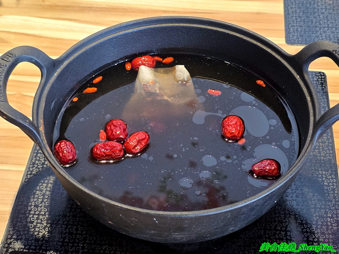 [台中沙鹿]瘋鍋火烤兩吃 沙鹿店 – 海線低調的火烤兩吃火鍋，有火鍋、火烤兩吃、純烤三種，新推出”宮廷六品盛合烤肉”，一次可以吃到六種肉，消費還能集點換小朋友的玩具。