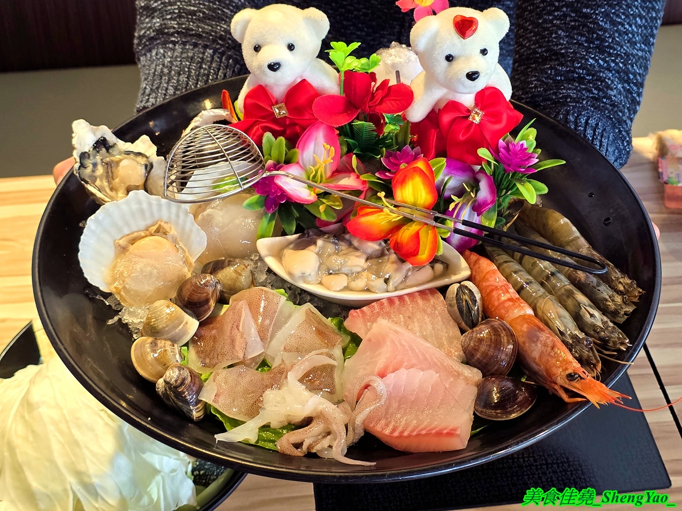 [台中沙鹿]瘋鍋火烤兩吃 沙鹿店 – 海線低調的火烤兩吃火鍋，有火鍋、火烤兩吃、純烤三種，新推出”宮廷六品盛合烤肉”，一次可以吃到六種肉，消費還能集點換小朋友的玩具。