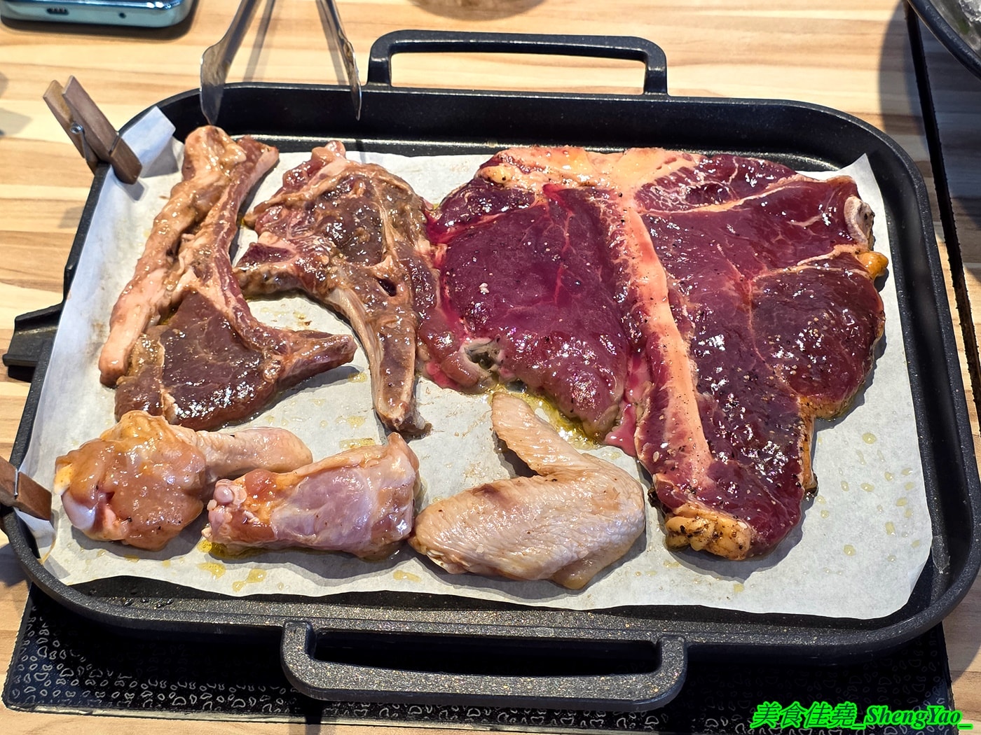 [台中沙鹿]瘋鍋火烤兩吃 沙鹿店 – 海線低調的火烤兩吃火鍋，有火鍋、火烤兩吃、純烤三種，新推出”宮廷六品盛合烤肉”，一次可以吃到六種肉，消費還能集點換小朋友的玩具。