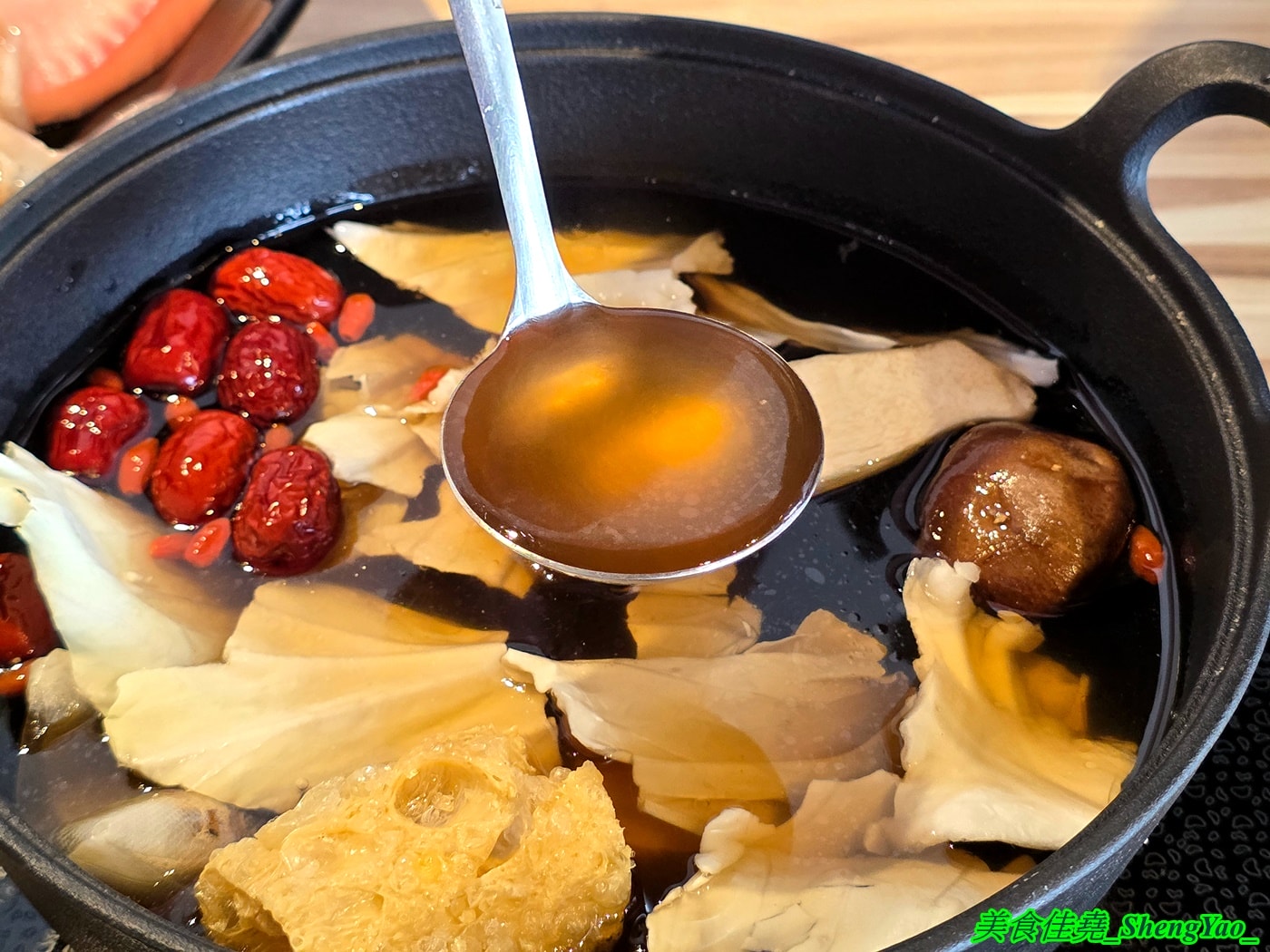 [台中沙鹿]瘋鍋火烤兩吃 沙鹿店 – 海線低調的火烤兩吃火鍋，有火鍋、火烤兩吃、純烤三種，新推出”宮廷六品盛合烤肉”，一次可以吃到六種肉，消費還能集點換小朋友的玩具。