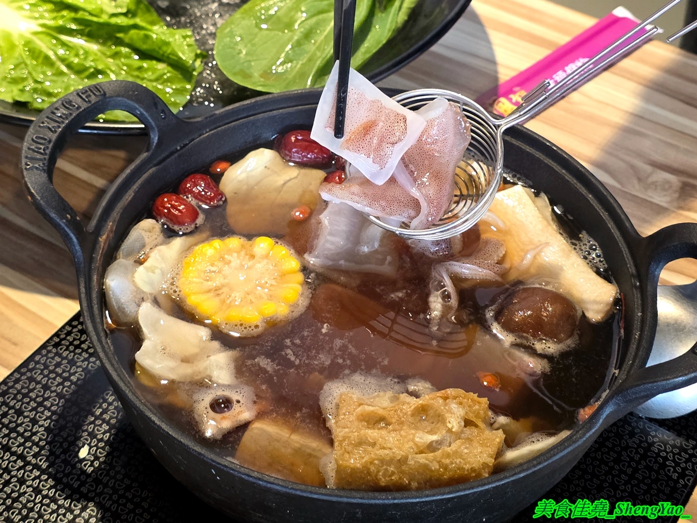 [台中沙鹿]瘋鍋火烤兩吃 沙鹿店 – 海線低調的火烤兩吃火鍋，有火鍋、火烤兩吃、純烤三種，新推出”宮廷六品盛合烤肉”，一次可以吃到六種肉，消費還能集點換小朋友的玩具。