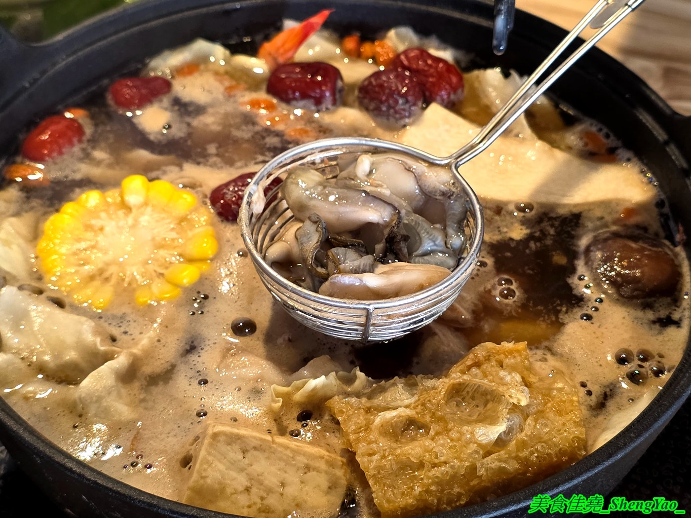 [台中沙鹿]瘋鍋火烤兩吃 沙鹿店 – 海線低調的火烤兩吃火鍋，有火鍋、火烤兩吃、純烤三種，新推出”宮廷六品盛合烤肉”，一次可以吃到六種肉，消費還能集點換小朋友的玩具。