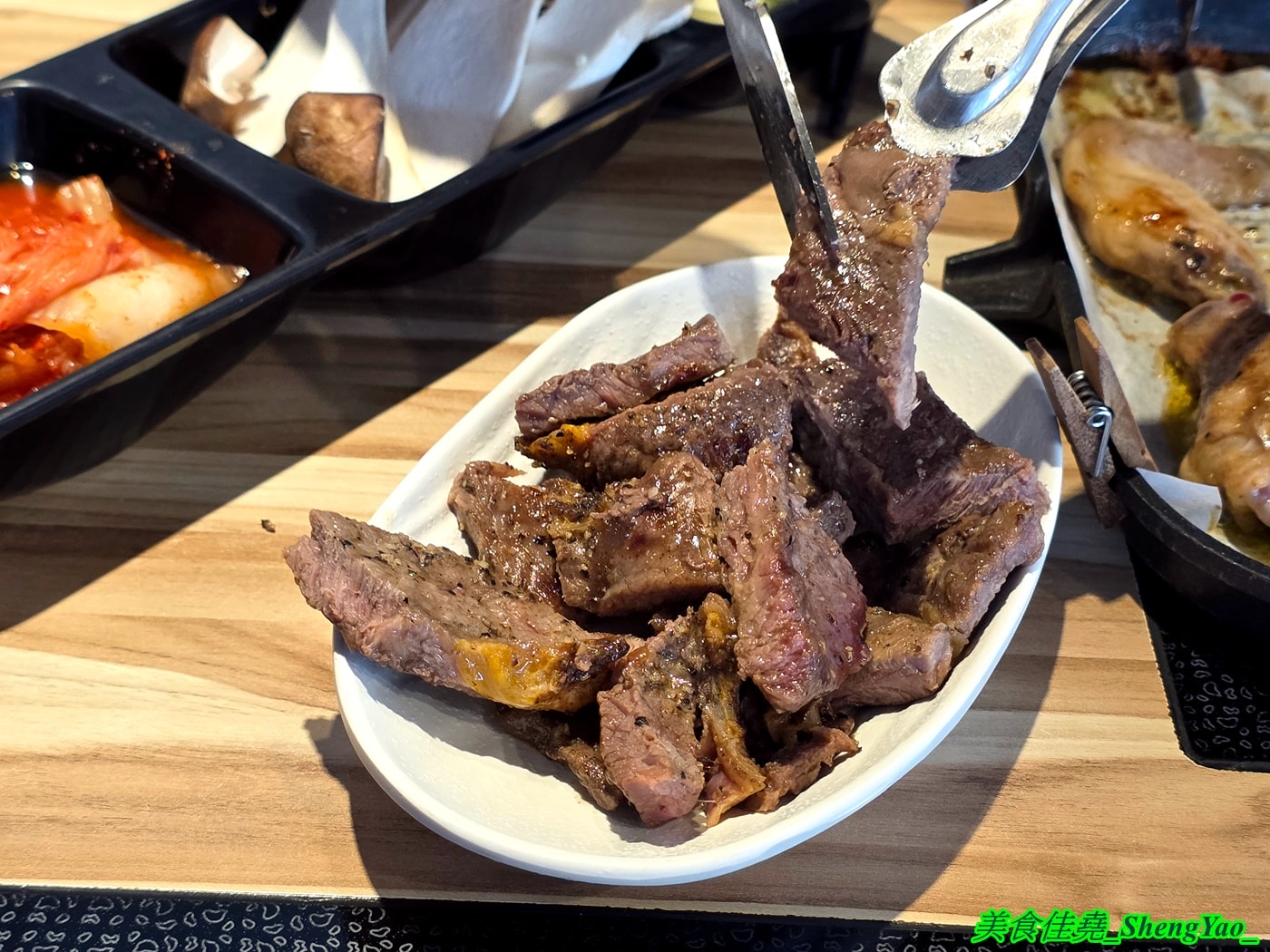 [台中沙鹿]瘋鍋火烤兩吃 沙鹿店 – 海線低調的火烤兩吃火鍋，有火鍋、火烤兩吃、純烤三種，新推出”宮廷六品盛合烤肉”，一次可以吃到六種肉，消費還能集點換小朋友的玩具。