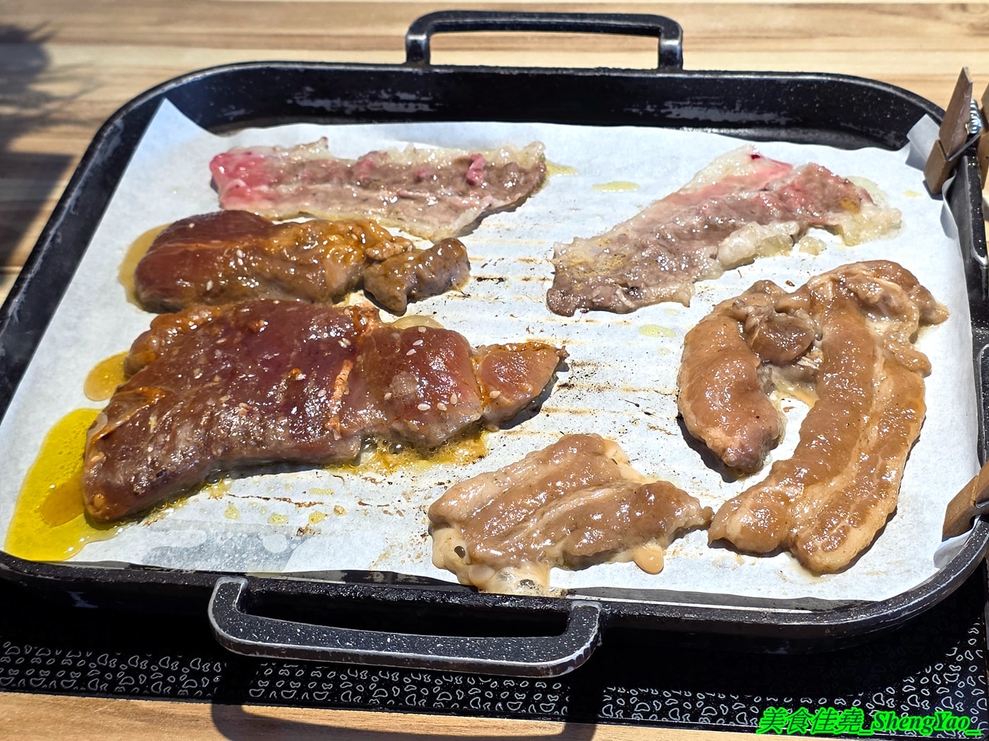 [台中沙鹿]瘋鍋火烤兩吃 沙鹿店 – 海線低調的火烤兩吃火鍋，有火鍋、火烤兩吃、純烤三種，新推出”宮廷六品盛合烤肉”，一次可以吃到六種肉，消費還能集點換小朋友的玩具。