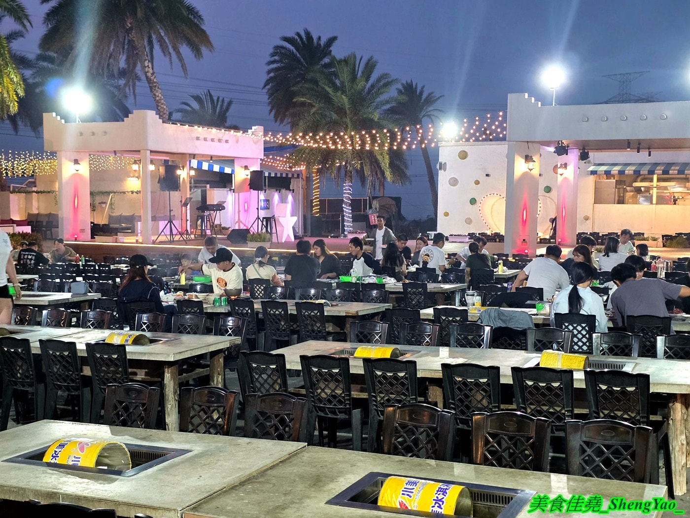 [台中沙鹿]乳牛牧場 – 台中海線國際化的戶外碳烤吃到飽景觀餐廳，很常有外國人來吃，自助區東西豐富多樣，平日一人569元，特定時段甚至不用500元，可以3小時無限吃到飽，C/P值有夠頂。