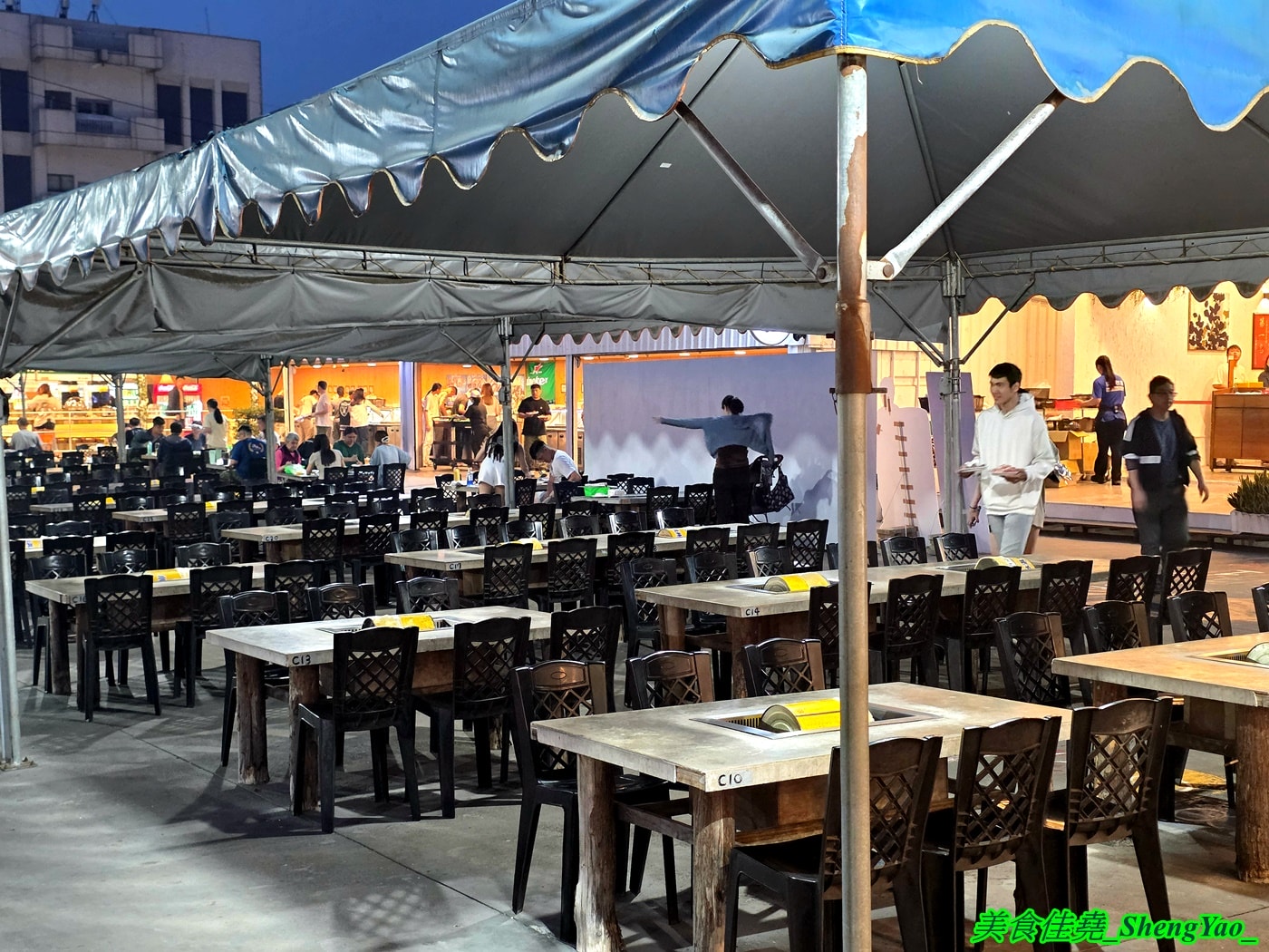 [台中沙鹿]乳牛牧場 – 台中海線國際化的戶外碳烤吃到飽景觀餐廳，很常有外國人來吃，自助區東西豐富多樣，平日一人569元，特定時段甚至不用500元，可以3小時無限吃到飽，C/P值有夠頂。