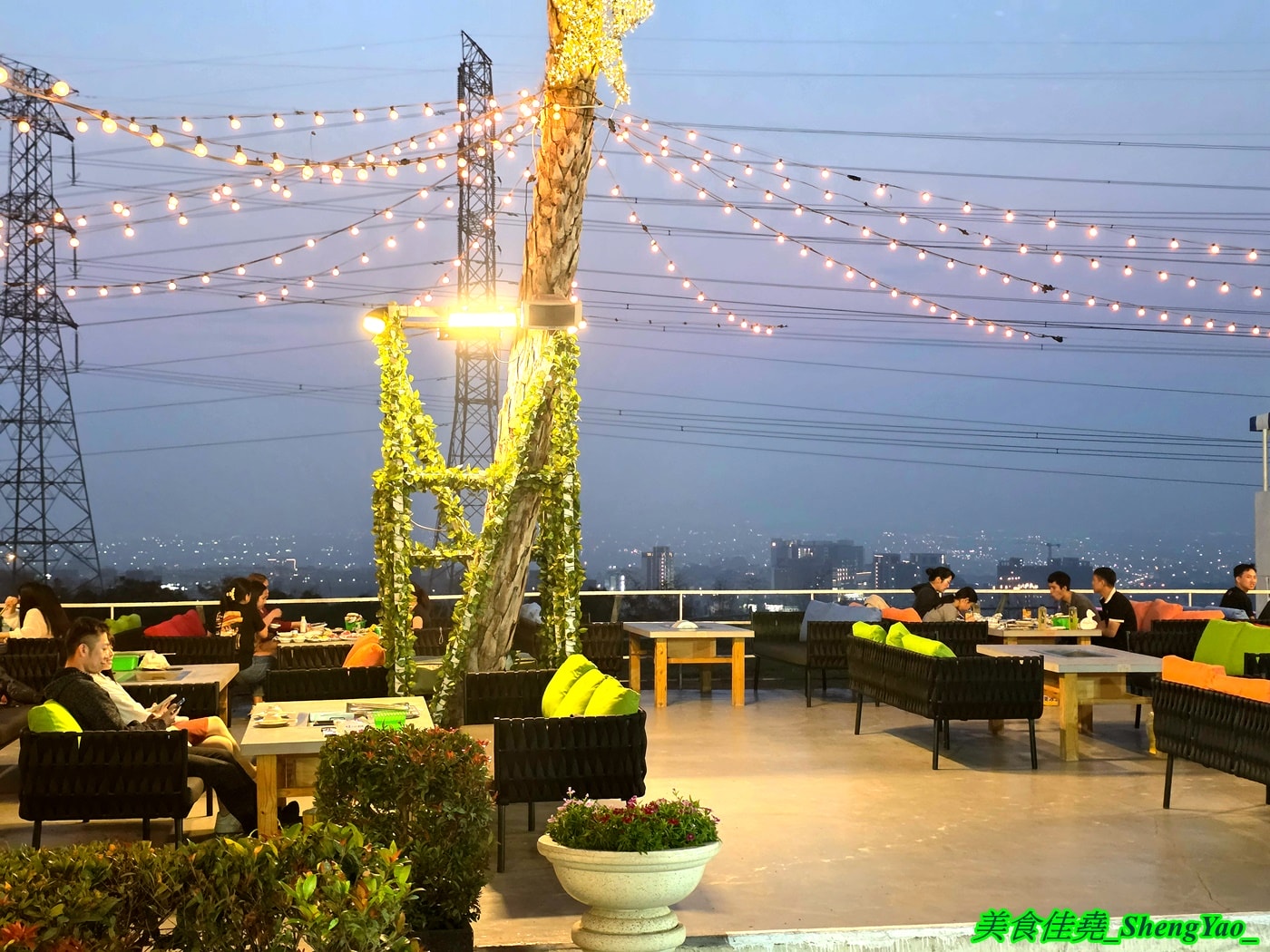 [台中沙鹿]乳牛牧場 – 台中海線國際化的戶外碳烤吃到飽景觀餐廳，很常有外國人來吃，自助區東西豐富多樣，平日一人569元，特定時段甚至不用500元，可以3小時無限吃到飽，C/P值有夠頂。