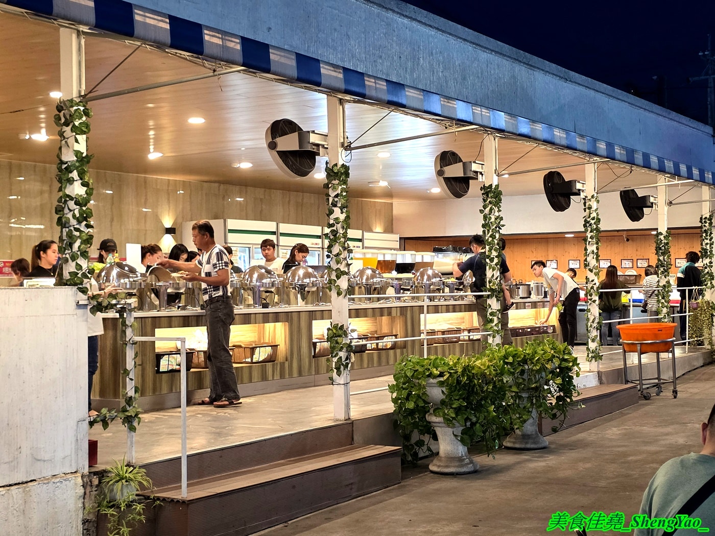 [台中沙鹿]乳牛牧場 – 台中海線國際化的戶外碳烤吃到飽景觀餐廳，很常有外國人來吃，自助區東西豐富多樣，平日一人569元，特定時段甚至不用500元，可以3小時無限吃到飽，C/P值有夠頂。