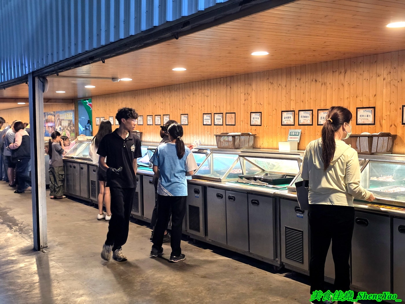 [台中沙鹿]乳牛牧場 – 台中海線國際化的戶外碳烤吃到飽景觀餐廳，很常有外國人來吃，自助區東西豐富多樣，平日一人569元，特定時段甚至不用500元，可以3小時無限吃到飽，C/P值有夠頂。