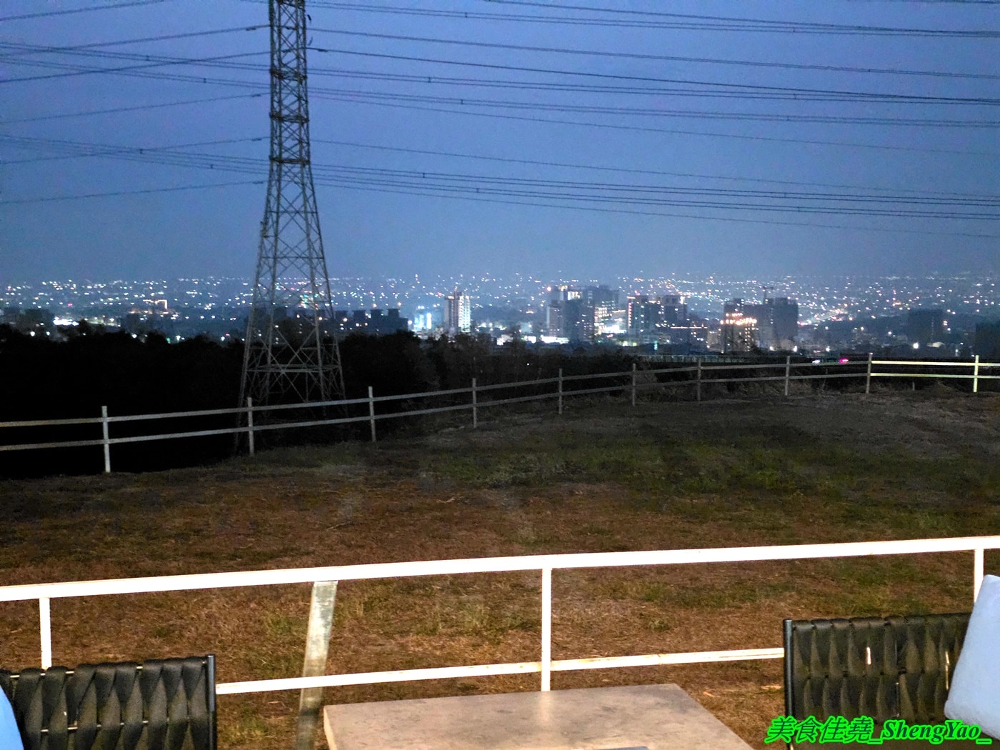 [台中沙鹿]乳牛牧場 – 台中海線國際化的戶外碳烤吃到飽景觀餐廳，很常有外國人來吃，自助區東西豐富多樣，平日一人569元，特定時段甚至不用500元，可以3小時無限吃到飽，C/P值有夠頂。