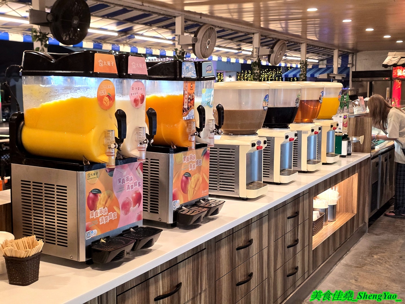 [台中沙鹿]乳牛牧場 – 台中海線國際化的戶外碳烤吃到飽景觀餐廳，很常有外國人來吃，自助區東西豐富多樣，平日一人569元，特定時段甚至不用500元，可以3小時無限吃到飽，C/P值有夠頂。