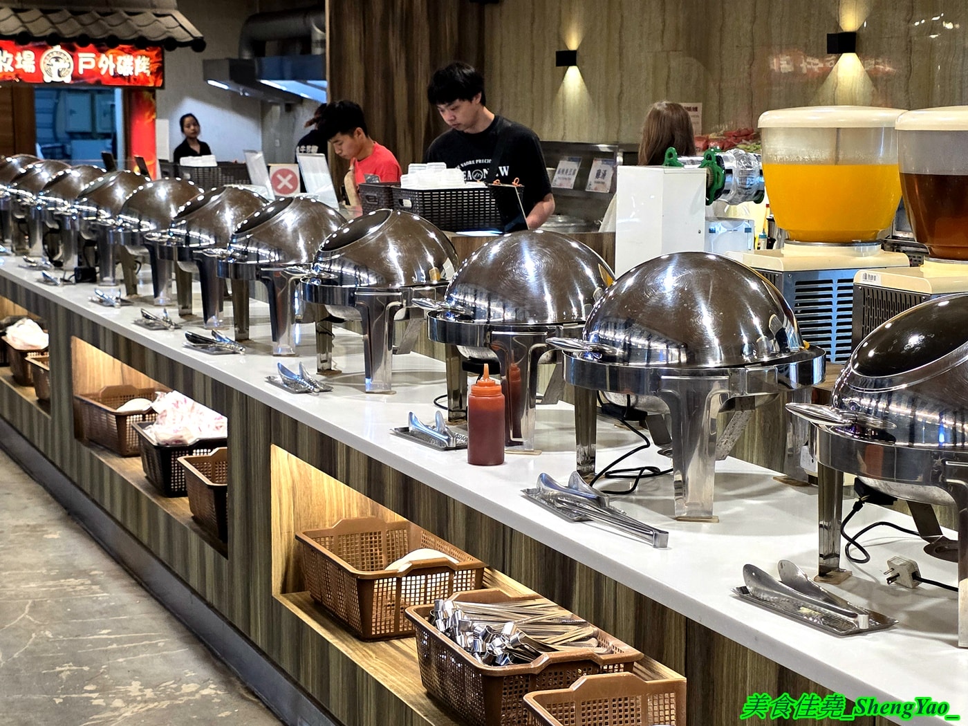[台中沙鹿]乳牛牧場 – 台中海線國際化的戶外碳烤吃到飽景觀餐廳，很常有外國人來吃，自助區東西豐富多樣，平日一人569元，特定時段甚至不用500元，可以3小時無限吃到飽，C/P值有夠頂。