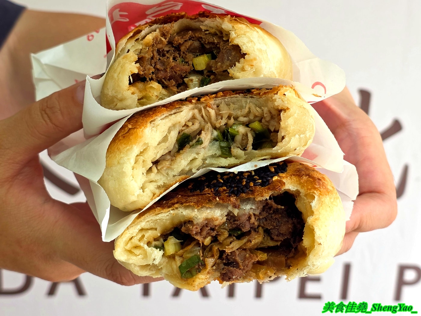 [台中梧棲]大台北胡椒餅 – 歇業好一陣子的梧棲必吃美食回來了，店家在海線已經賣了三十多年，烤餅用料很實在，大推麻辣牛肉餅，敢吃辣的人一定要試看看。