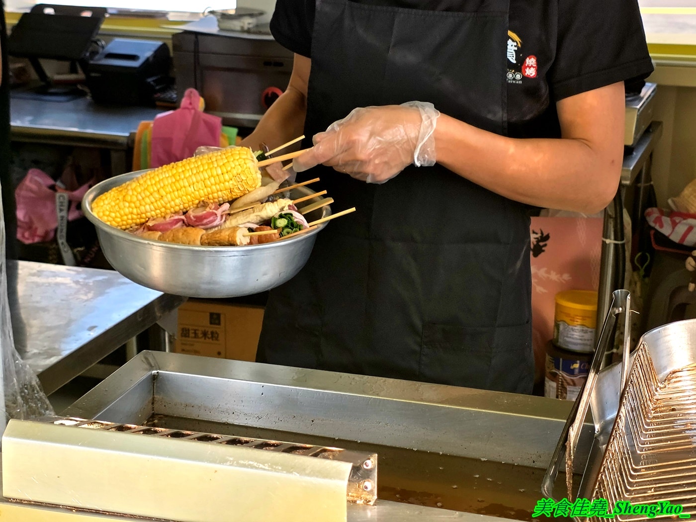 [台中龍井]香噴噴烤肉 – 一星期只賣三天的超強烤肉攤，烤肉串種類新奇多樣，調味很厲害，事先預訂有9折優惠，當日壽星整單5折。