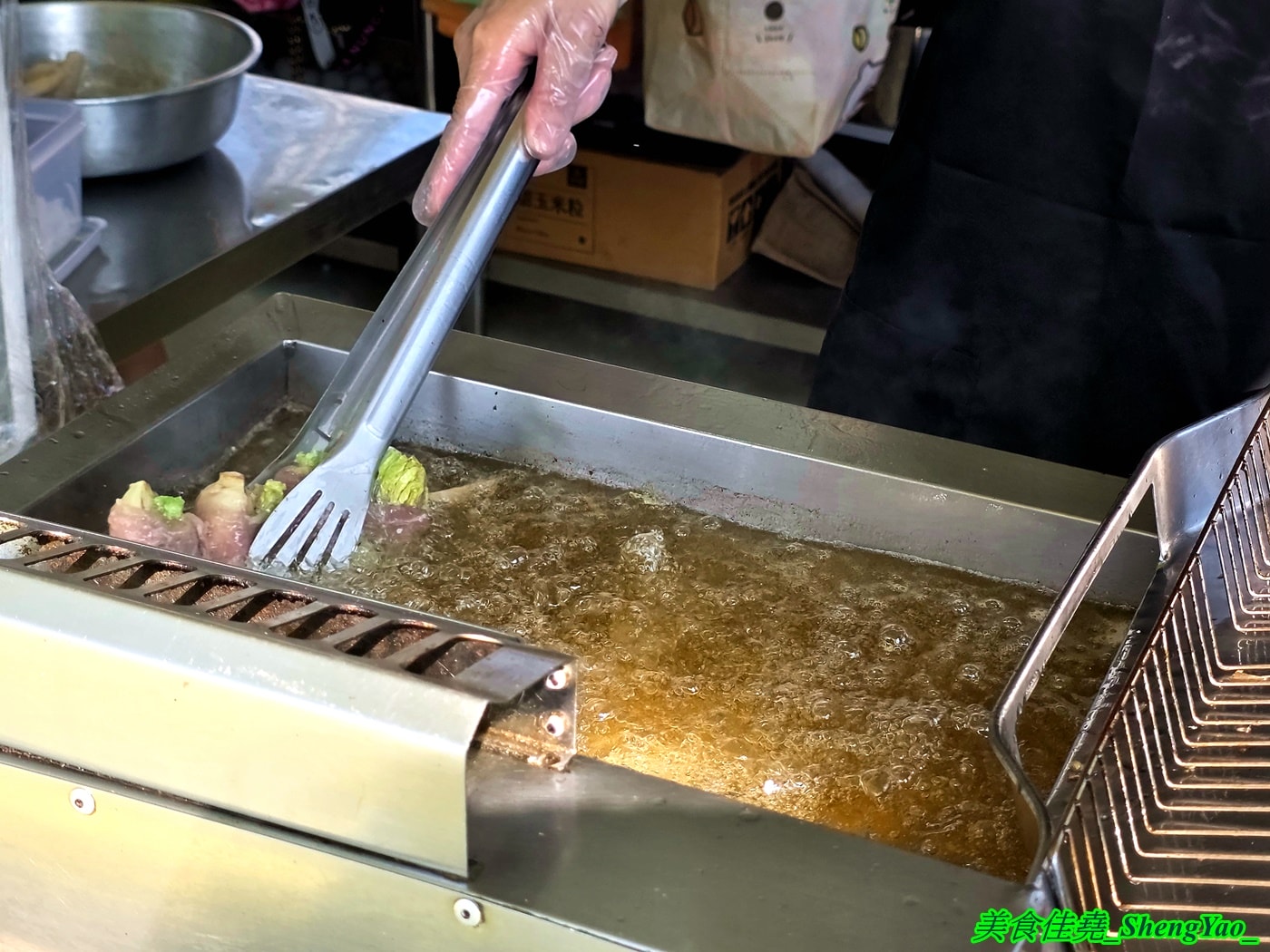 [台中龍井]香噴噴烤肉 – 一星期只賣三天的超強烤肉攤，烤肉串種類新奇多樣，調味很厲害，事先預訂有9折優惠，當日壽星整單5折。