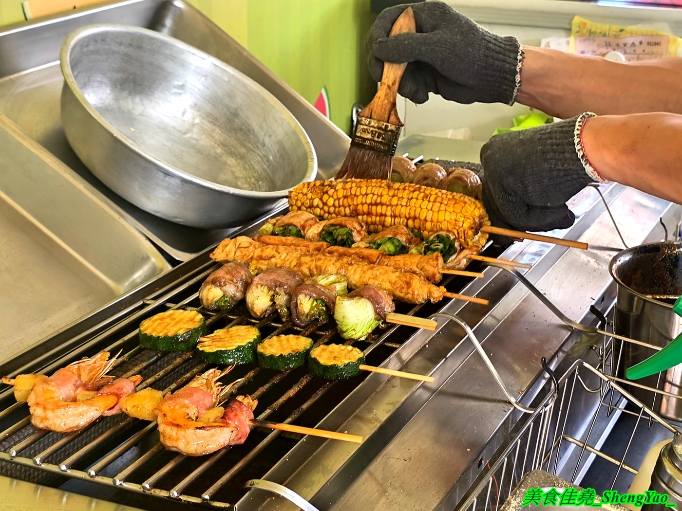 [台中龍井]香噴噴烤肉 – 一星期只賣三天的超強烤肉攤，烤肉串種類新奇多樣，調味很厲害，事先預訂有9折優惠，當日壽星整單5折。