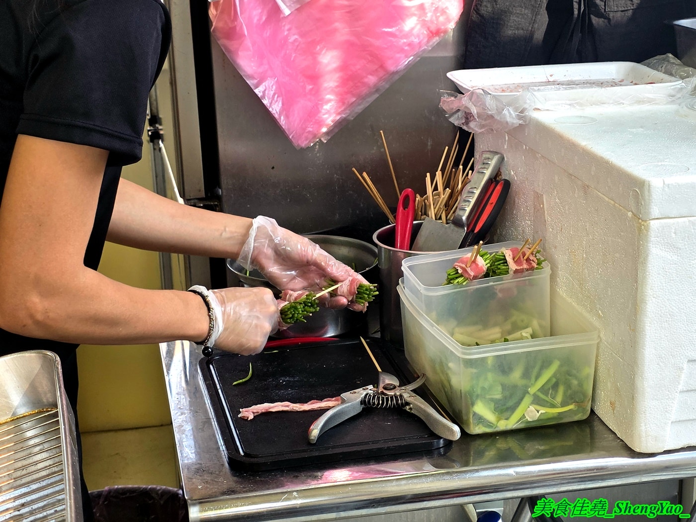 [台中龍井]香噴噴烤肉 – 一星期只賣三天的超強烤肉攤，烤肉串種類新奇多樣，調味很厲害，事先預訂有9折優惠，當日壽星整單5折。