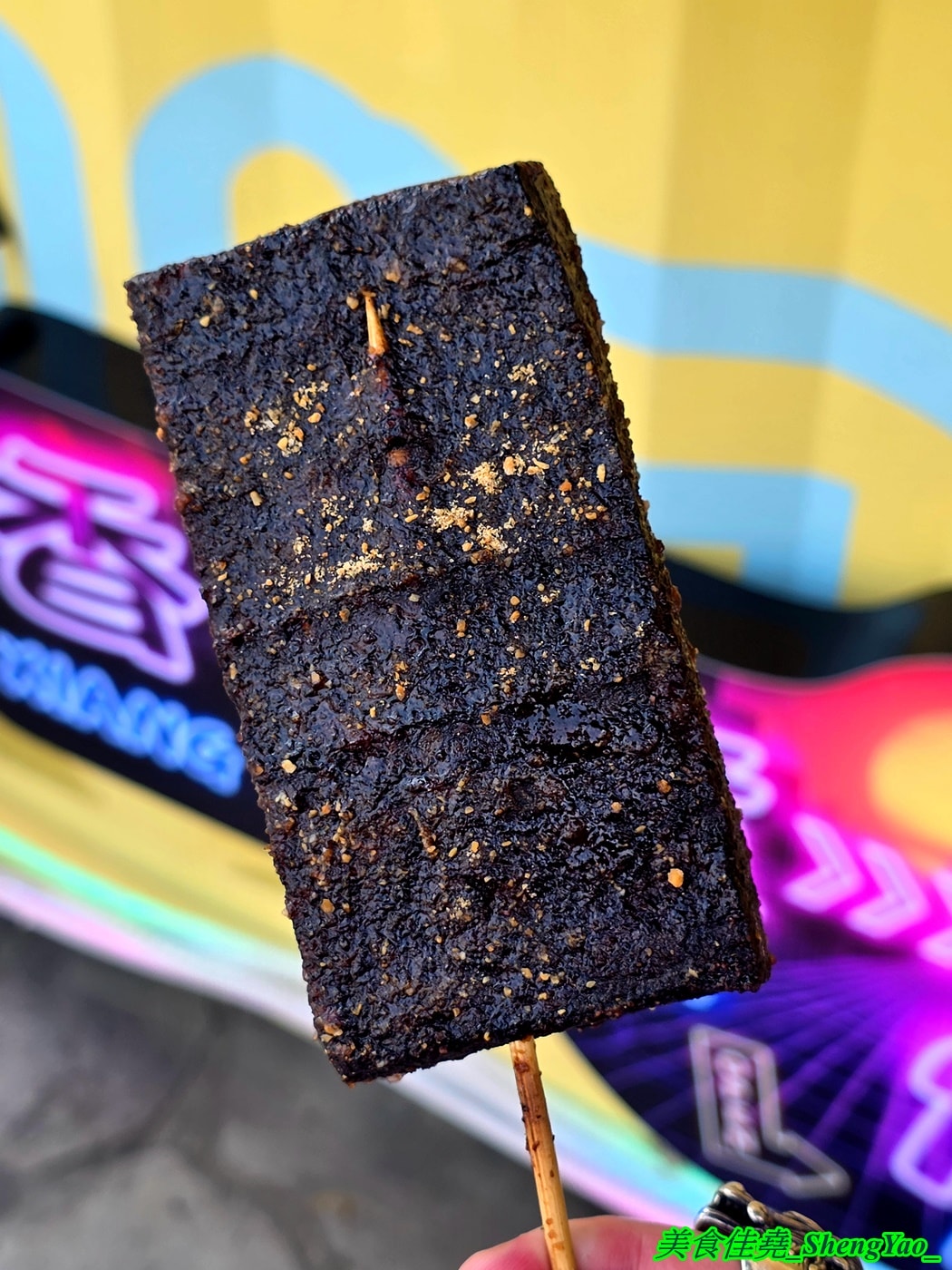 [台中龍井]香噴噴烤肉 – 一星期只賣三天的超強烤肉攤，烤肉串種類新奇多樣，調味很厲害，事先預訂有9折優惠，當日壽星整單5折。