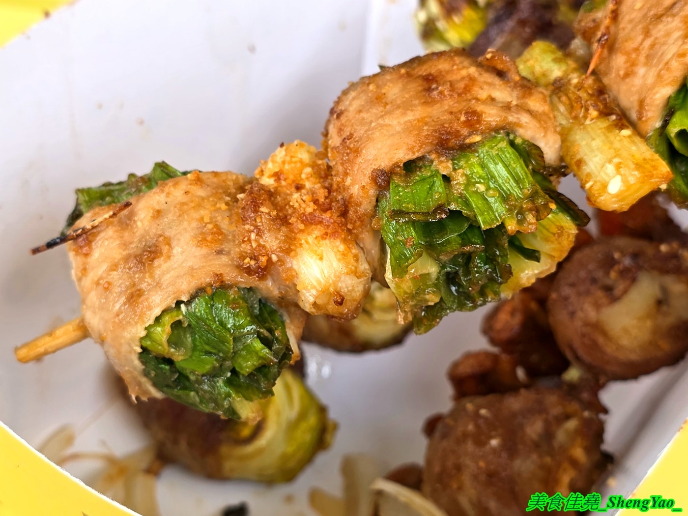 [台中龍井]香噴噴烤肉 – 一星期只賣三天的超強烤肉攤，烤肉串種類新奇多樣，調味很厲害，事先預訂有9折優惠，當日壽星整單5折。