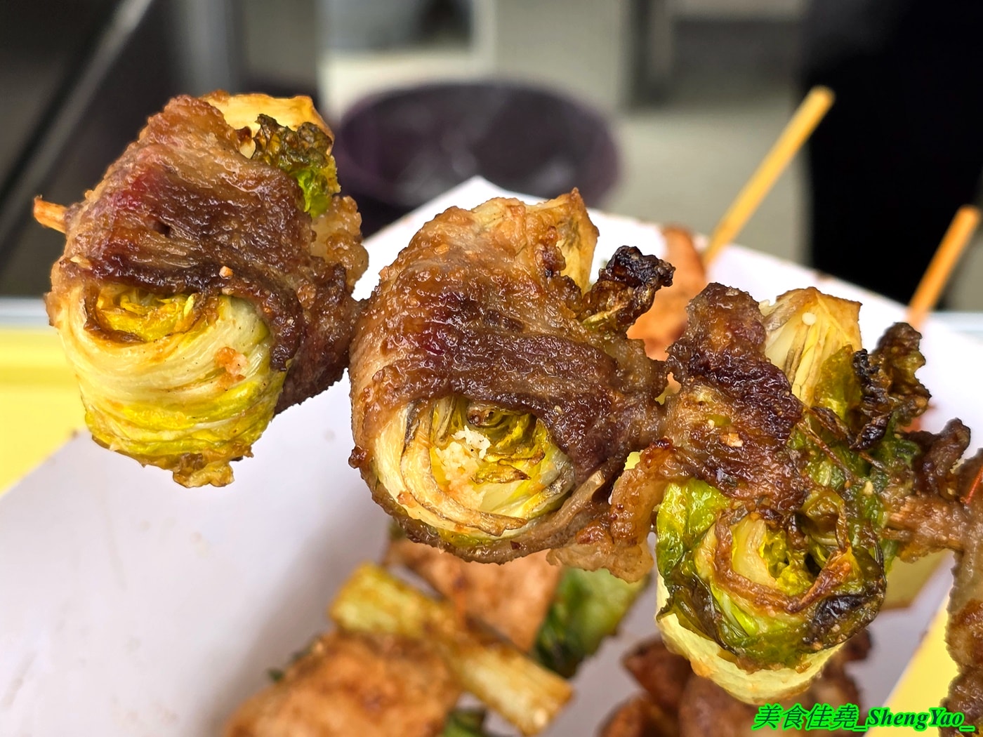 [台中龍井]香噴噴烤肉 – 一星期只賣三天的超強烤肉攤，烤肉串種類新奇多樣，調味很厲害，事先預訂有9折優惠，當日壽星整單5折。