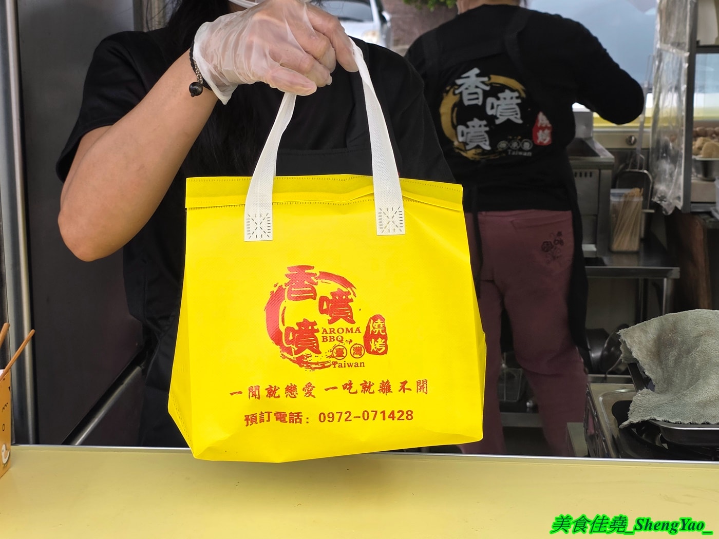 [台中龍井]香噴噴烤肉 – 一星期只賣三天的超強烤肉攤，烤肉串種類新奇多樣，調味很厲害，事先預訂有9折優惠，當日壽星整單5折。