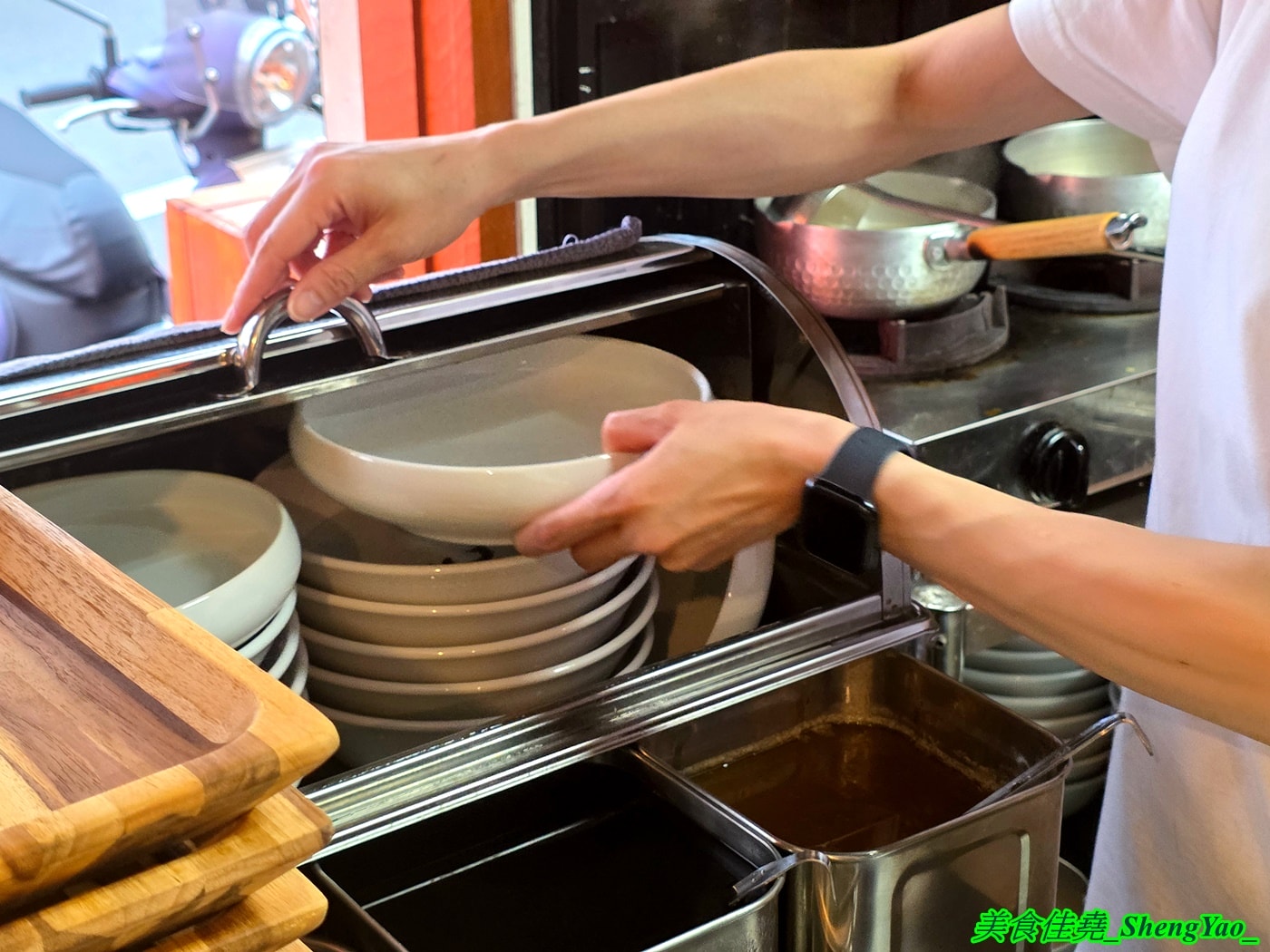 [台中沙鹿]洸拉麵 – 台中新深夜拉麵店，主廚有法式料理經驗，還獲得過米其林殊榮，拉麵主打雞濃白湯湯頭，最低220元就有全部配料，營業到半夜一點，夜貓族吃宵夜好去處。