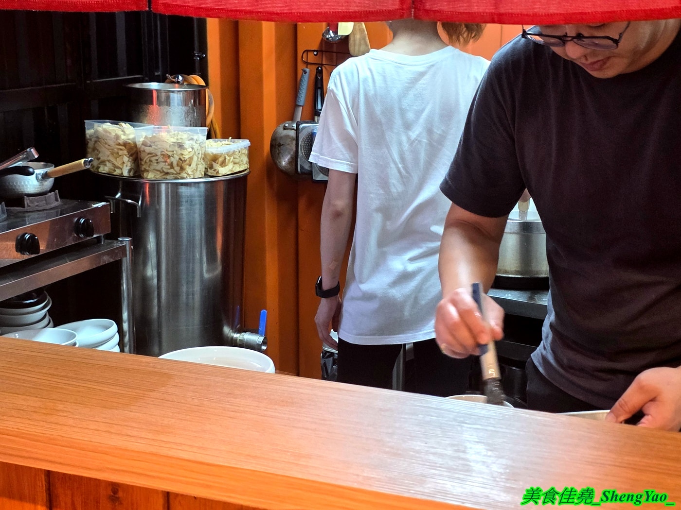 [台中沙鹿]洸拉麵 – 台中新深夜拉麵店，主廚有法式料理經驗，還獲得過米其林殊榮，拉麵主打雞濃白湯湯頭，最低220元就有全部配料，營業到半夜一點，夜貓族吃宵夜好去處。