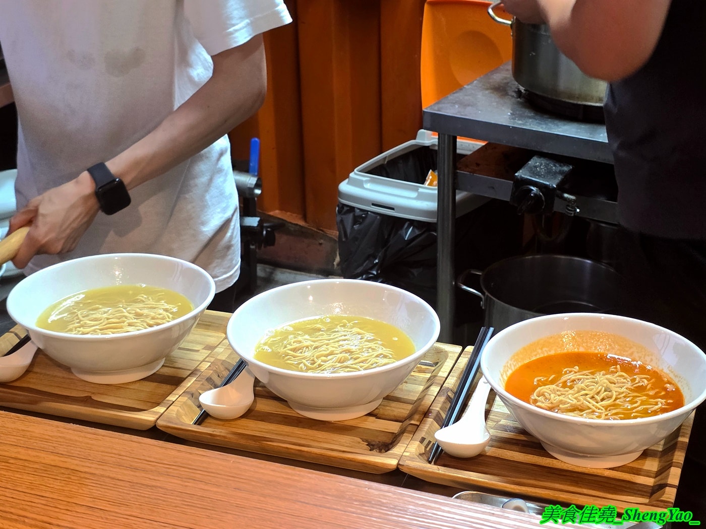 [台中沙鹿]洸拉麵 – 台中新深夜拉麵店，主廚有法式料理經驗，還獲得過米其林殊榮，拉麵主打雞濃白湯湯頭，最低220元就有全部配料，營業到半夜一點，夜貓族吃宵夜好去處。