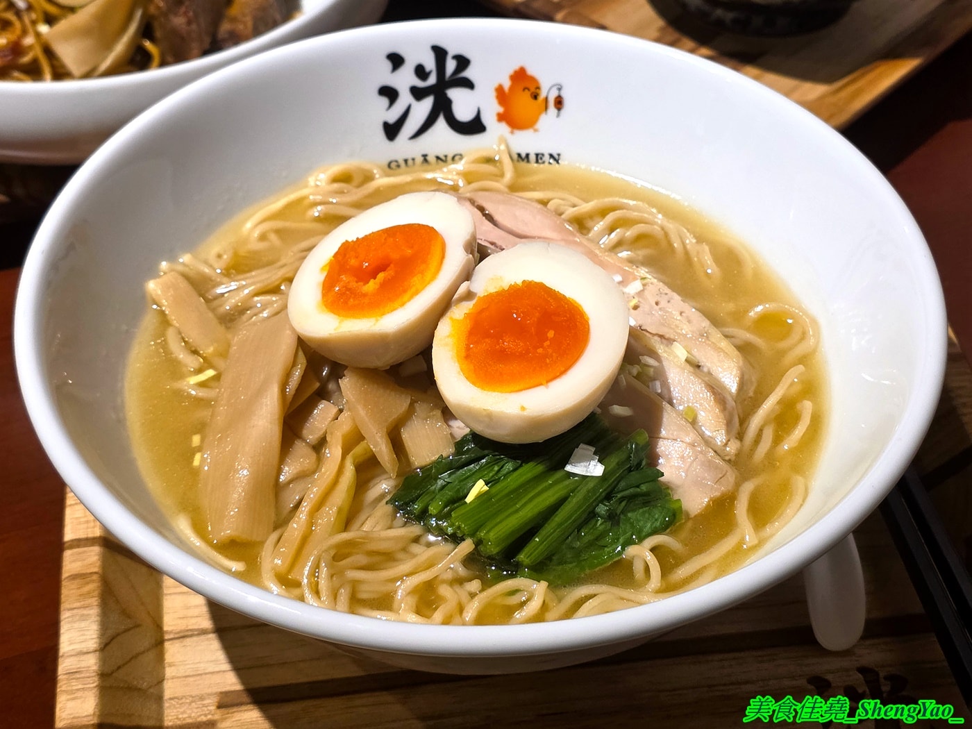 [台中沙鹿]洸拉麵 – 台中新深夜拉麵店，主廚有法式料理經驗，還獲得過米其林殊榮，拉麵主打雞濃白湯湯頭，最低220元就有全部配料，營業到半夜一點，夜貓族吃宵夜好去處。